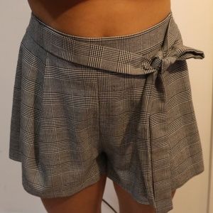Twill High waisted plaid shorts with tie